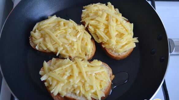 ШАГ 3. горячий бутерброд с сыром