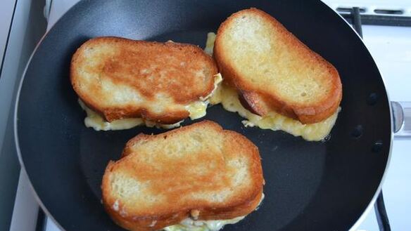 ШАГ 4. горячий бутерброд с сыром