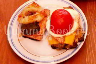 Курица с печенью под ананасом и мясной бутерброд