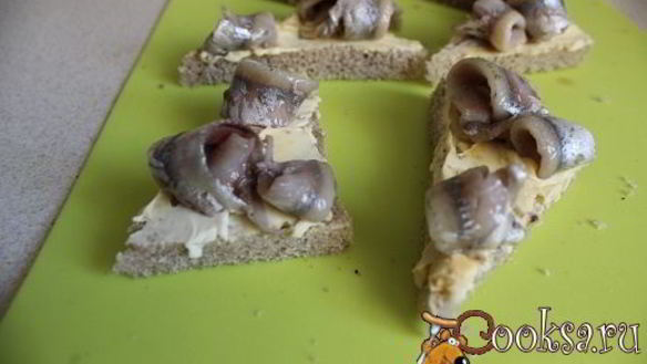 ШАГ 6. праздничные бутерброды с килькой балтийская весна