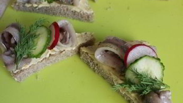 ШАГ 7. праздничные бутерброды с килькой балтийская весна