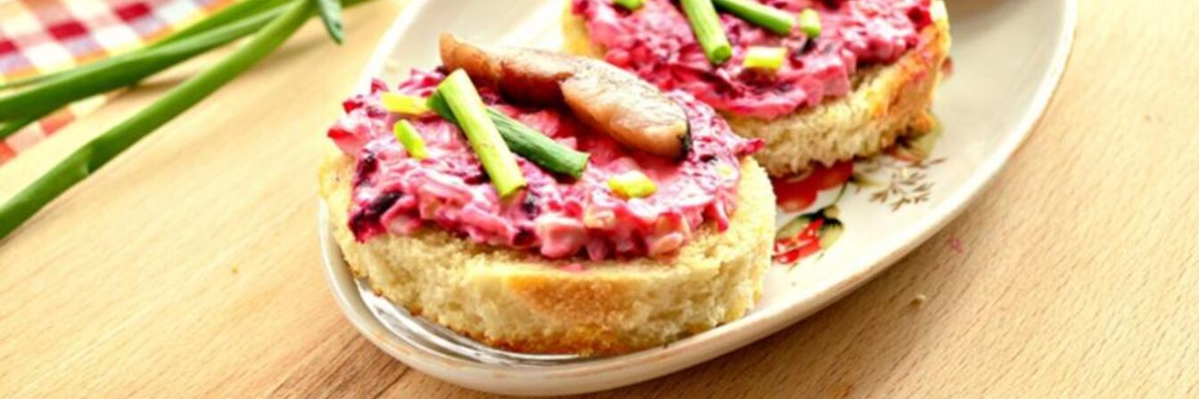 Праздничные бутерброды с сельдью и свеклой