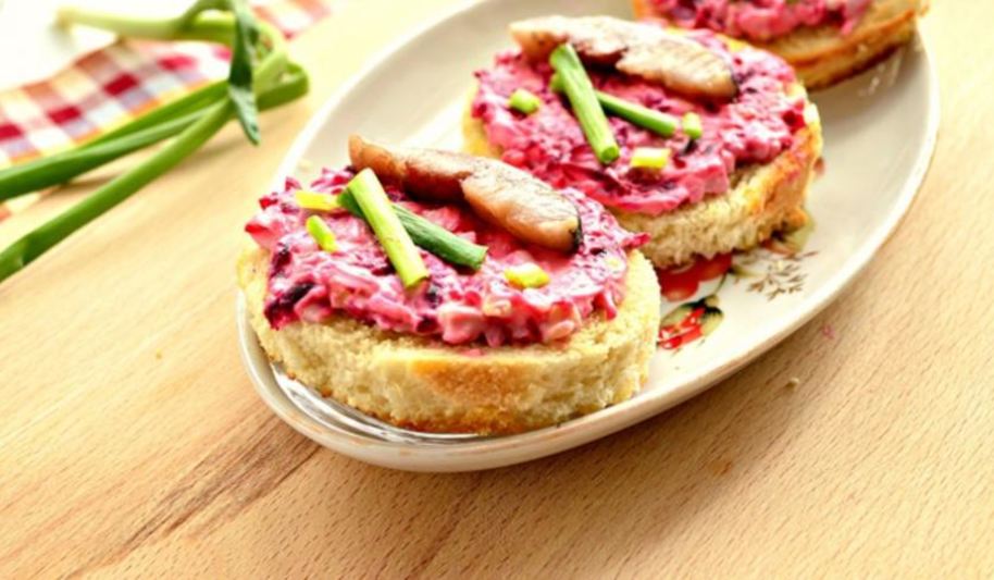 Рецепт праздничные бутерброды с сельдью и свеклой