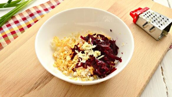 ШАГ 2. праздничные бутерброды с сельдью и свеклой