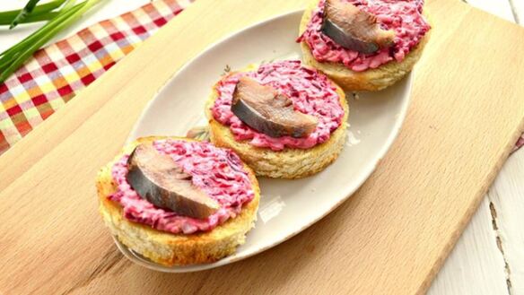 ШАГ 3. праздничные бутерброды с сельдью и свеклой