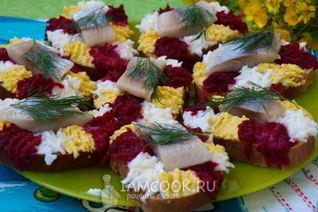 Праздничные бутерброды с сельдью