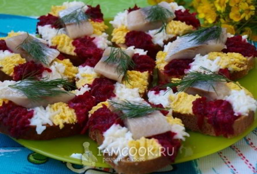 Праздничные бутерброды с сельдью