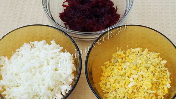 ШАГ 3. праздничные бутерброды с сельдью