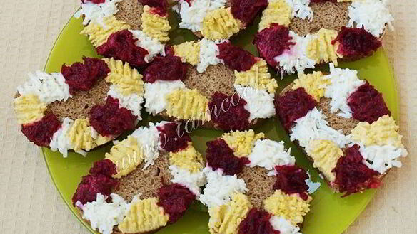 ШАГ 5. праздничные бутерброды с сельдью