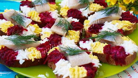 ШАГ 6. праздничные бутерброды с сельдью