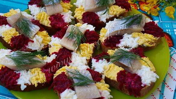 ШАГ 7. праздничные бутерброды с сельдью