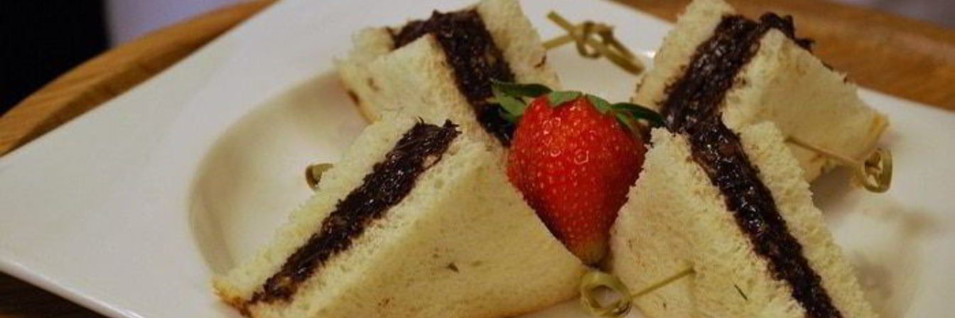 Сладкий бутерброд с ореховой пастой