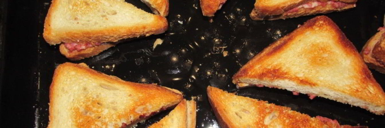 Закрытые бутерброды с сыром и колбасой