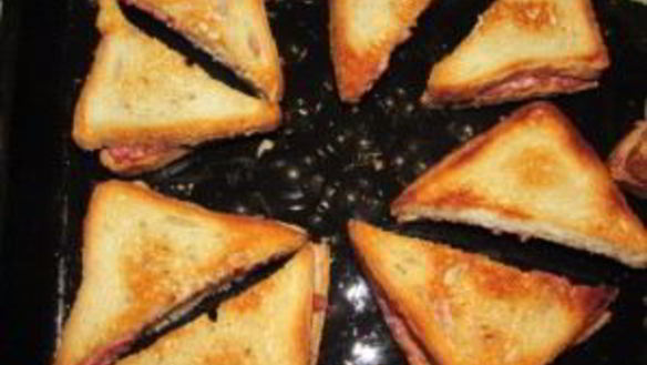 ШАГ 8. закрытые бутерброды с сыром и колбасой