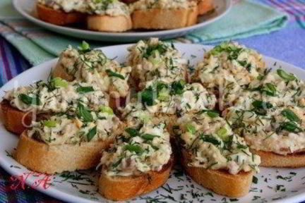 Закусочные бутерброды с печенью трески