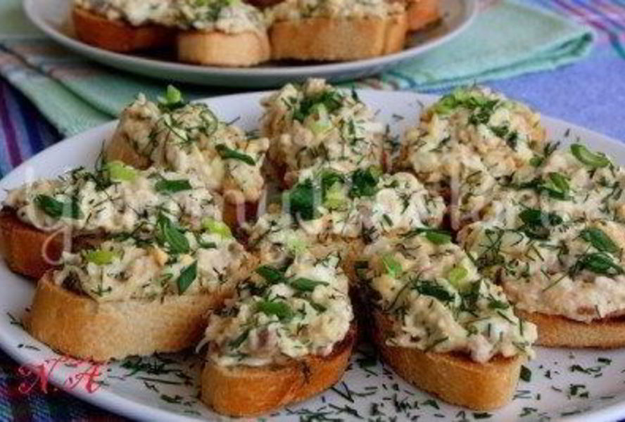 Закусочные бутерброды с печенью трески