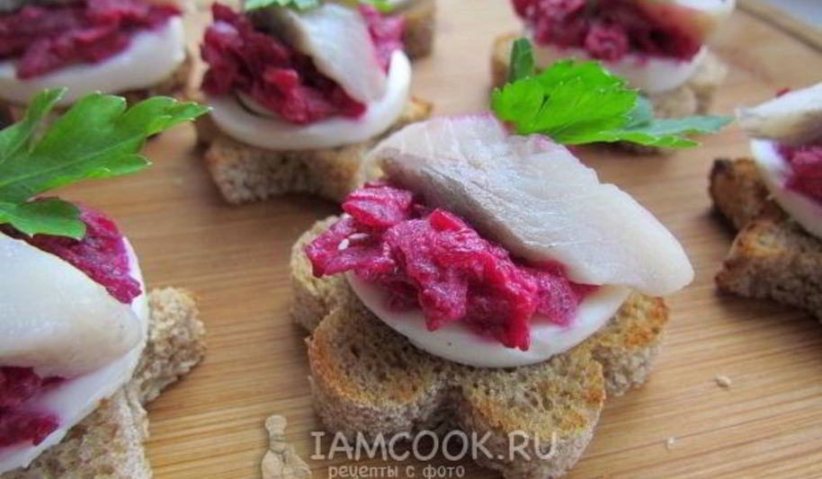 Рецепт закусочные бутерброды с сельдью, яйцом и свеклой
