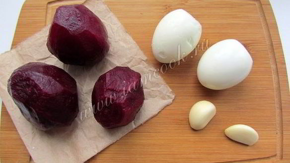 ШАГ 3. закусочные бутерброды с сельдью, яйцом и свеклой