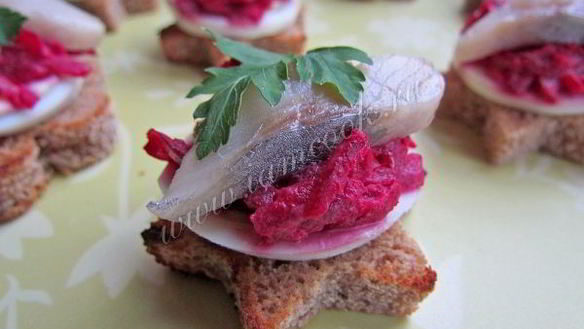 ШАГ 12. закусочные бутерброды с сельдью, яйцом и свеклой