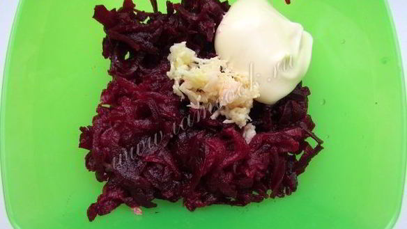 ШАГ 4. закусочные бутерброды с сельдью, яйцом и свеклой