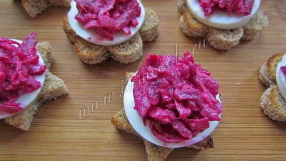 ШАГ 9. закусочные бутерброды с сельдью, яйцом и свеклой