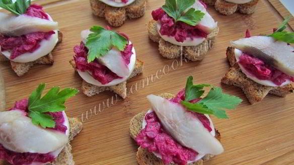 ШАГ 10. закусочные бутерброды с сельдью, яйцом и свеклой