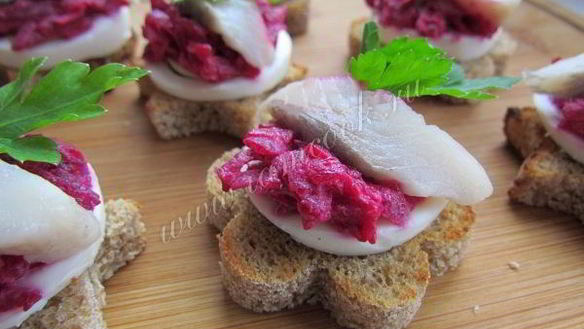 ШАГ 11. закусочные бутерброды с сельдью, яйцом и свеклой