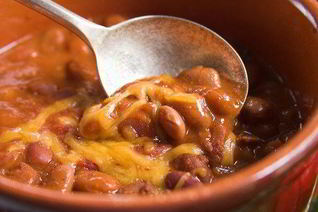 Быстрая закуска из фасоли под сырной корочкой