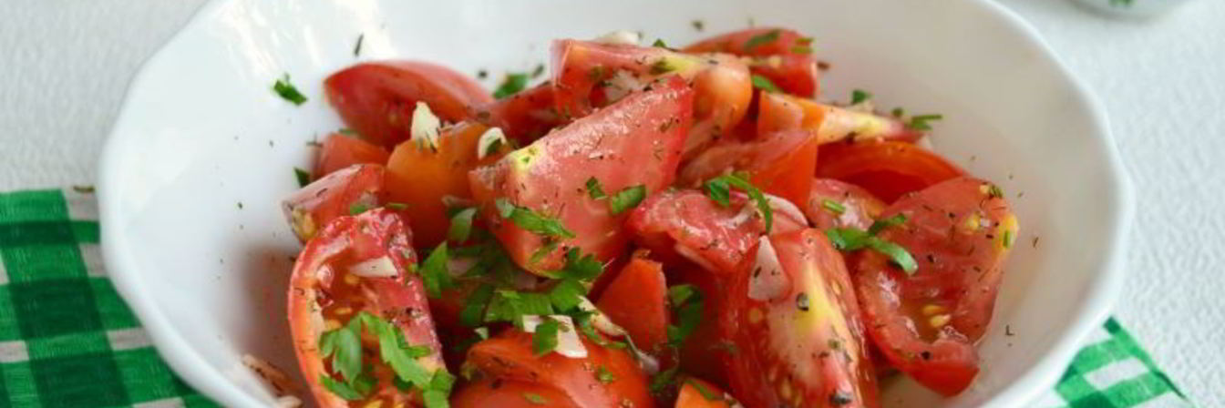 Быстрые маринованные помидоры с чесноком