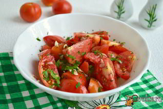 Быстрые маринованные помидоры с чесноком