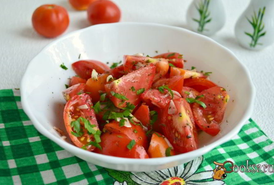 Быстрые маринованные помидоры с чесноком