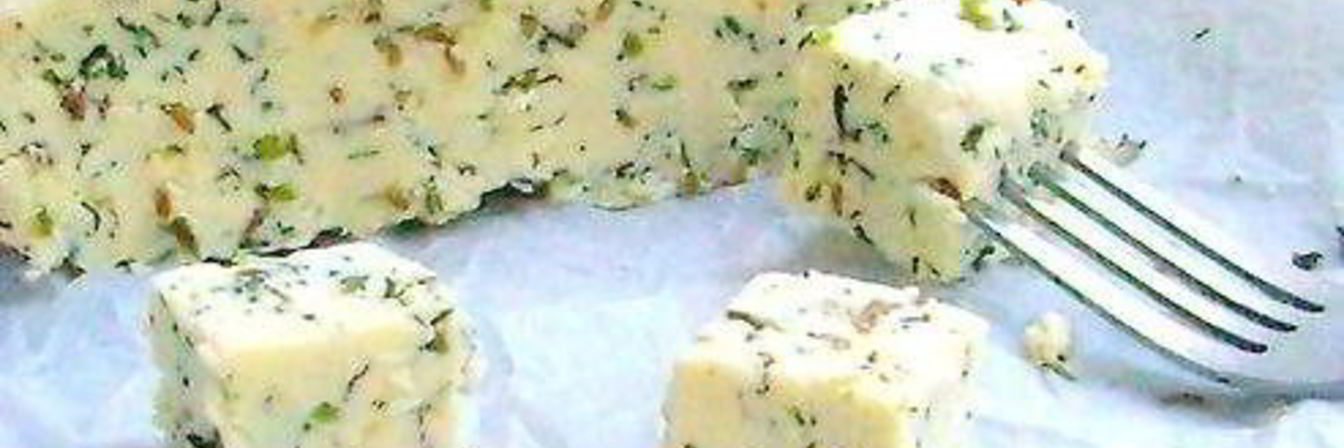 Домашний сыр с зеленью и тмином