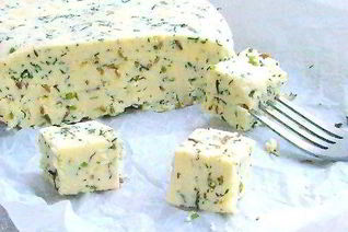 Домашний сыр с зеленью и тмином