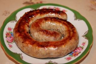 Домашняя колбаса из свинины в кишках