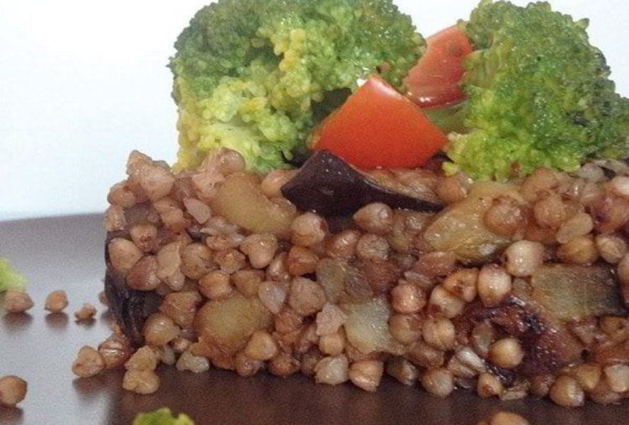 Греча с баклажанами и брокколи