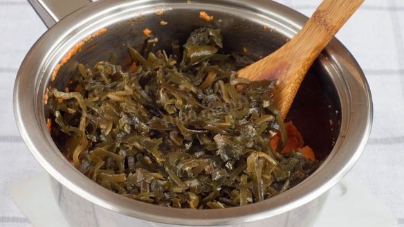 ШАГ 5. икра из манки и морской капусты