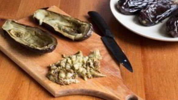 ШАГ 3. икра из запеченных баклажанов