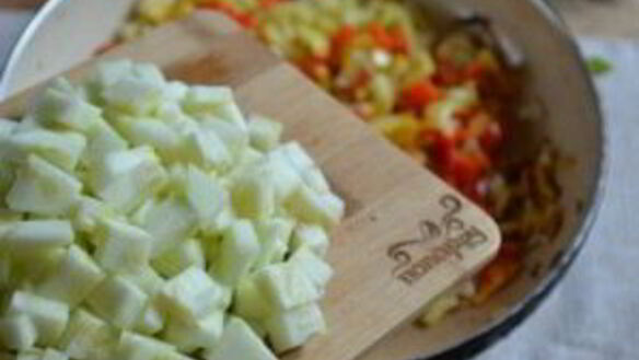 ШАГ 5. икра кабачковая с перцем и помидорами