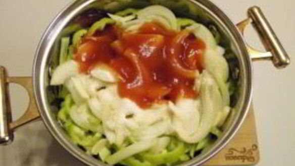 ШАГ 5. кабачковая икра с томатным соусом