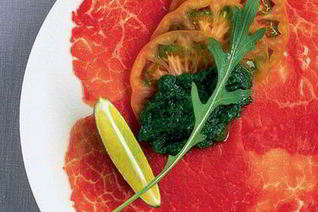 Карпаччо из говядины с рукколой