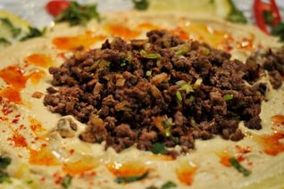 Хумус с жареным фаршем