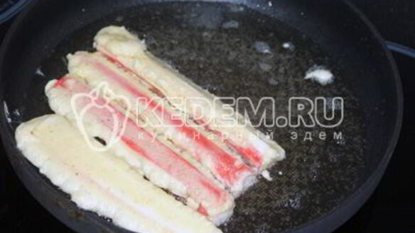 ШАГ 4. крабовые палочки в кляре