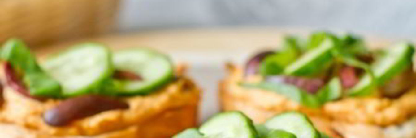 Кростини с хумусом, базиликом и оливками