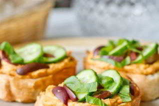 Кростини с хумусом, базиликом и оливками