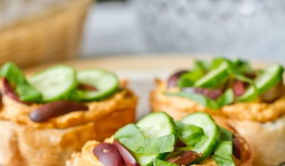 Рецепт кростини с хумусом, базиликом и оливками