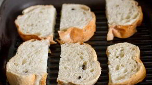 ШАГ 2. кростини с хумусом, базиликом и оливками