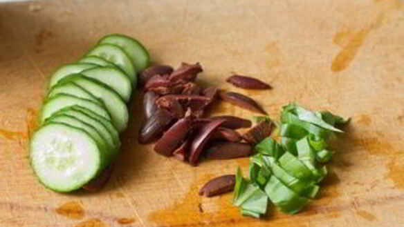 ШАГ 3. кростини с хумусом, базиликом и оливками