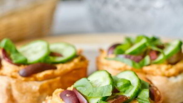 ШАГ 6. кростини с хумусом, базиликом и оливками