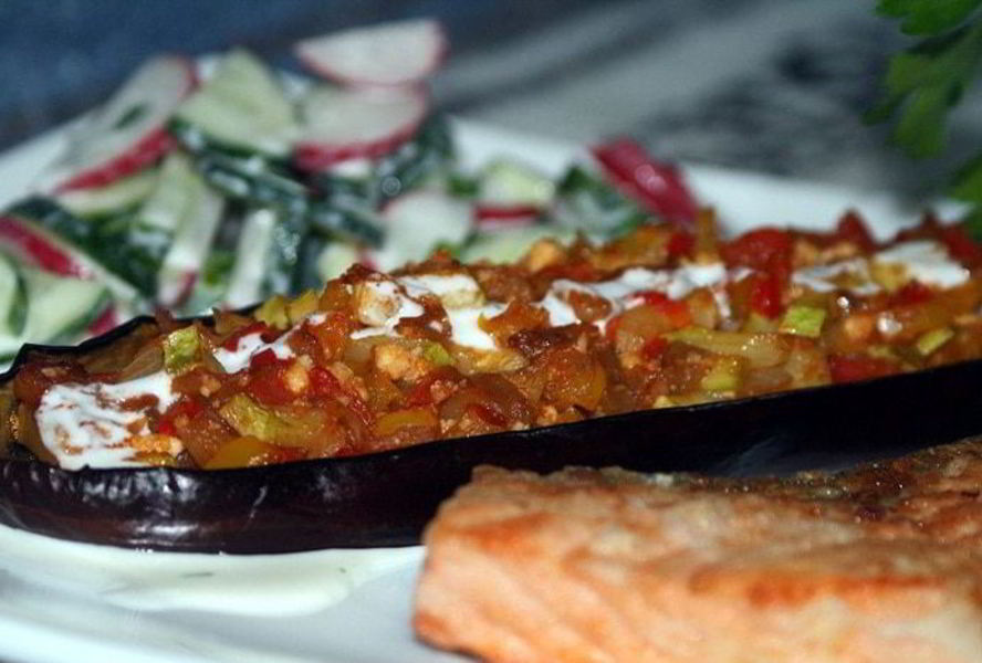 Лодочки баклажанные с овощной начинкой