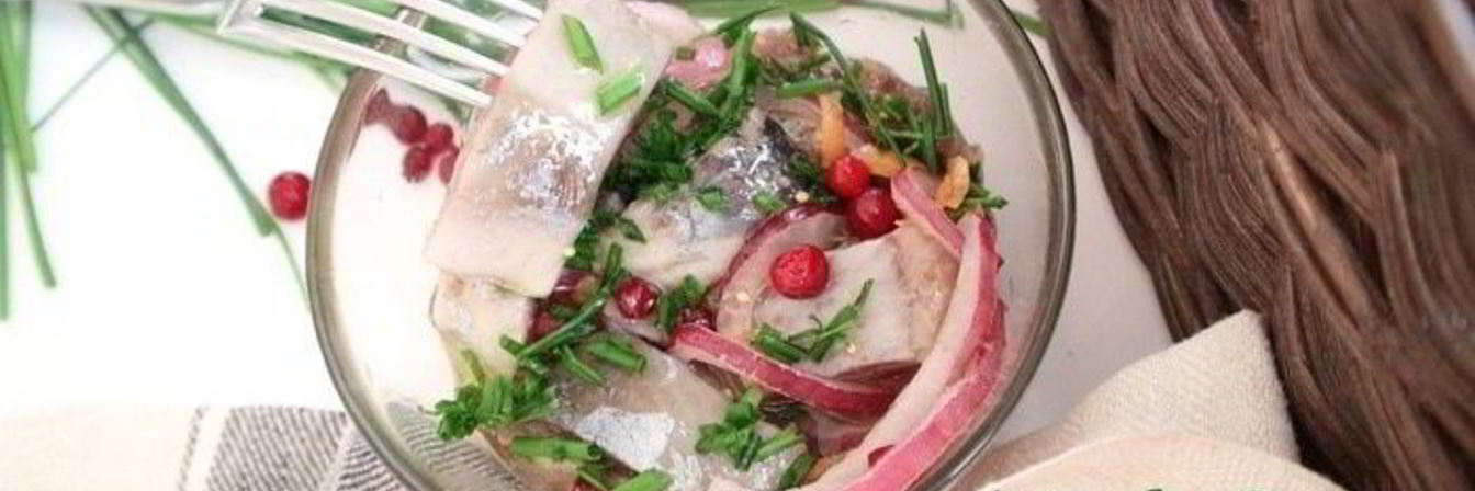 Маринованная сельдь с брусникой